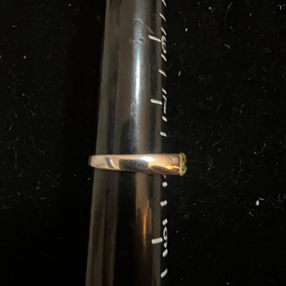 Elegant 925 Sterling Silver Ring with Green Peridot Stone - Beautiful - Picture 4 of 5